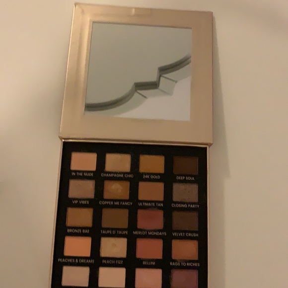 Iconic London Day to Slay Eyeshadow Palette - Picture 4 of 4
